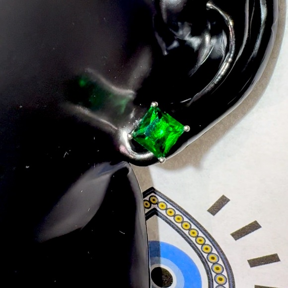 Lab Grown Emerald Earrings. - Picture 1 of 1